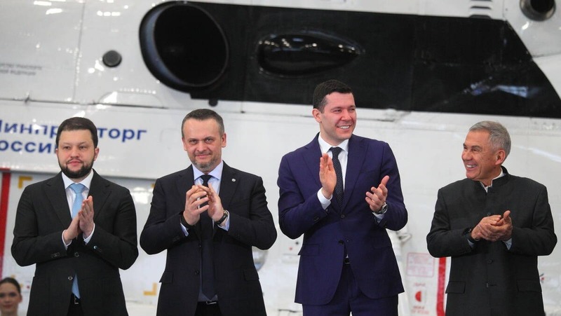 Минниханов, Алиханов и Никитин передали 4 вертолета КВЗ регионам России