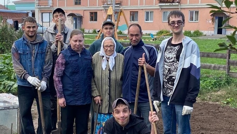 Волонтёры Елабуги помогли 95-летней труженице тыла с уборкой участка