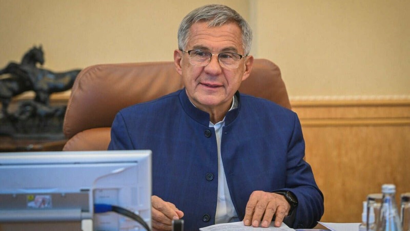 Минниханов поздравил татарстанцев с Днём отца