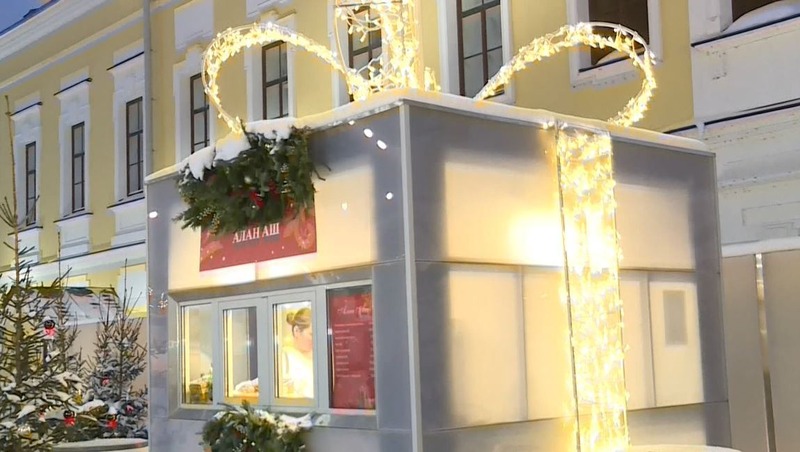 Праздничная ярмарка с 17-метровой елкой заработала в Казанском Кремле