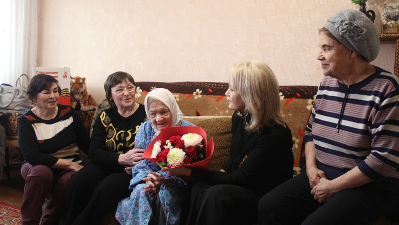 107-летняя елабужанка получила подарок ко Дню Победы