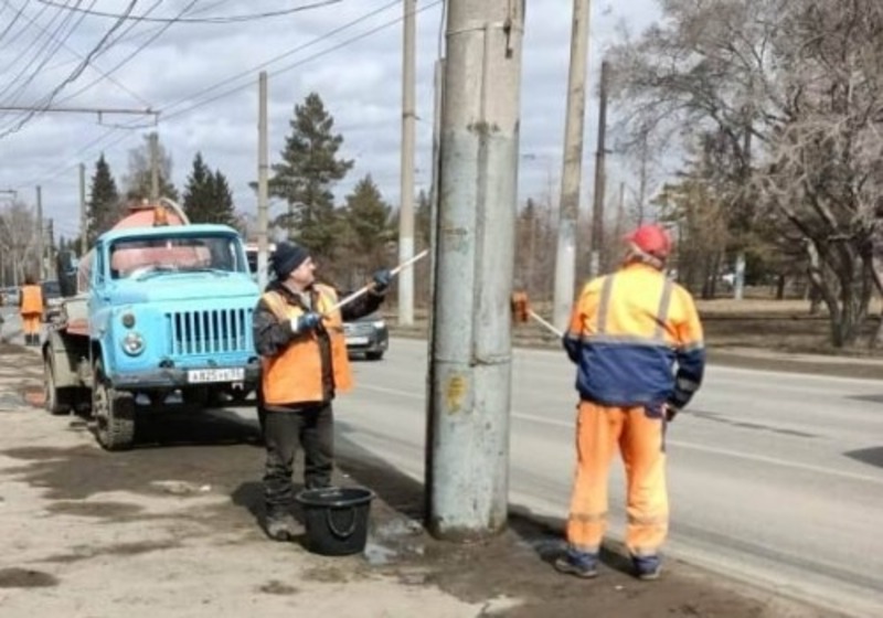 В Омске приводят в порядок опоры контактной сети