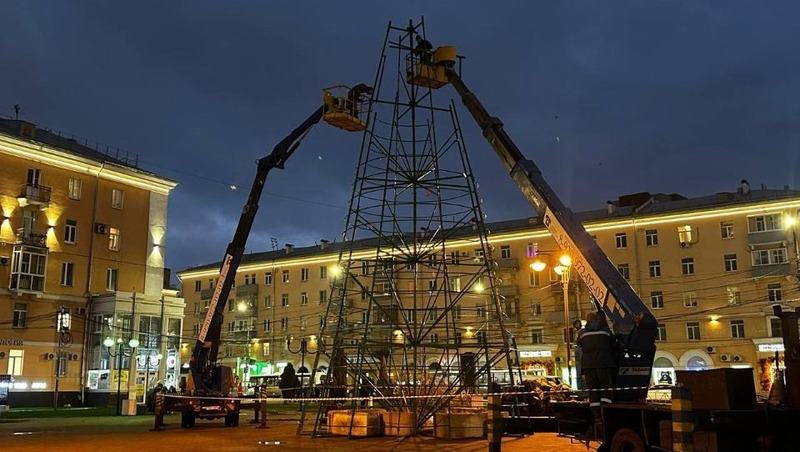 Новогоднюю ёлку начали устанавливать на Площади Победы в Рязани