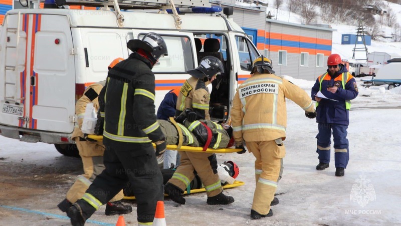 Соревнования по ликвидации ДТП провели среди магаданских спасателей