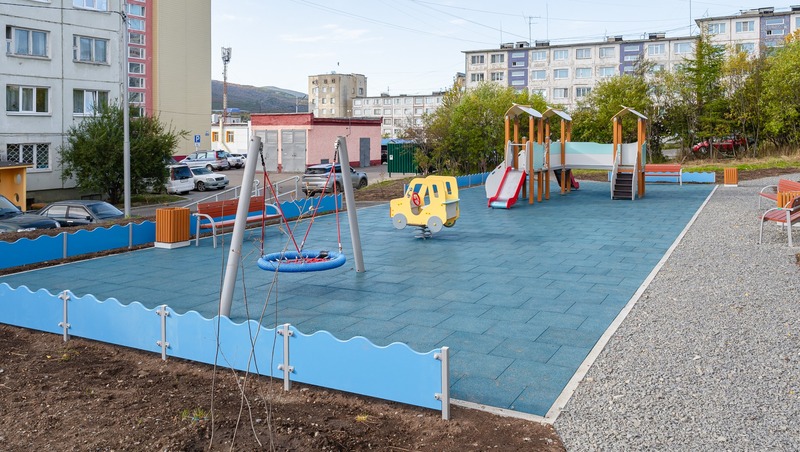 Спортивная и детская площадки появились во дворах на улице Кольцевой в Магадане
