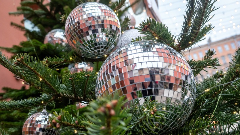 69 официальных ёлочных базаров начали работать в Петербурге