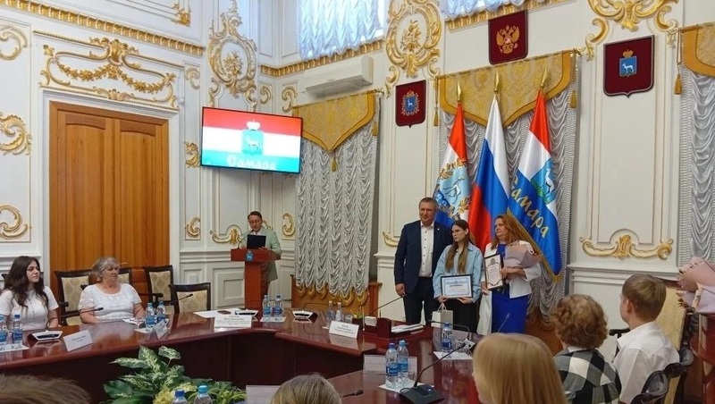 Иван Носков вручил сертификаты на получение пособия выпускникам, которые воспитываются в приемных...