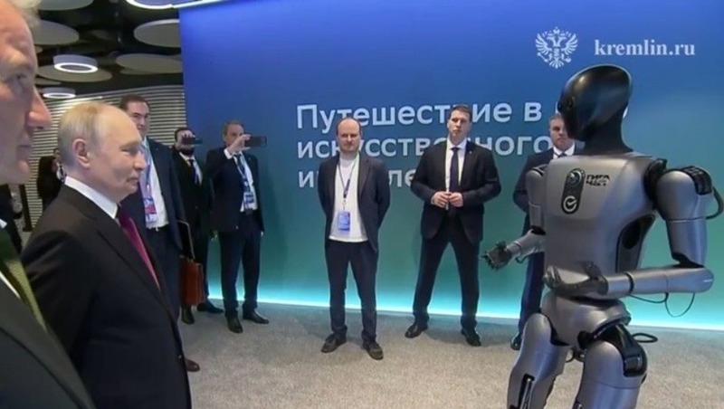 Первый робот Сбера исполнил танец перед Путиным на конференции по ИИ