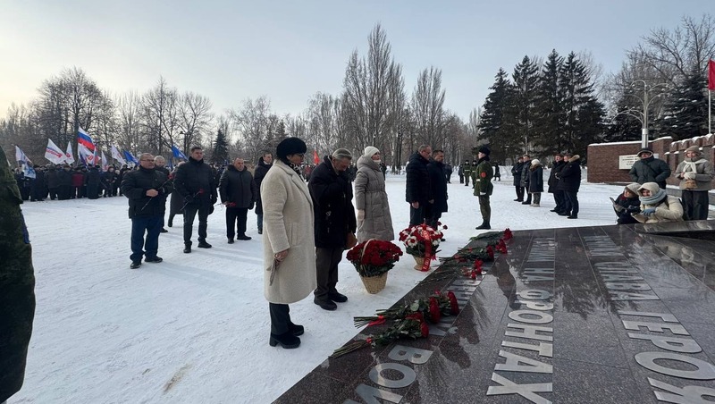 Цветы в память о жертвах блокады Ленинграда возложили в парке Победы в Самаре