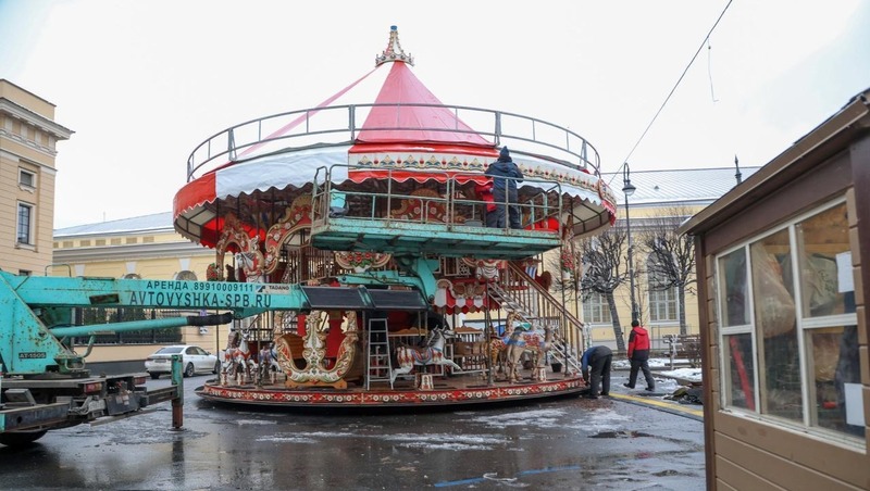 Рождественскую ярмарку монтируют на Манежной площади в Петербурге