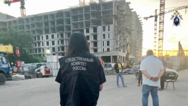 Рабочий упал с высоты на стройке на Полюстровском проспекте