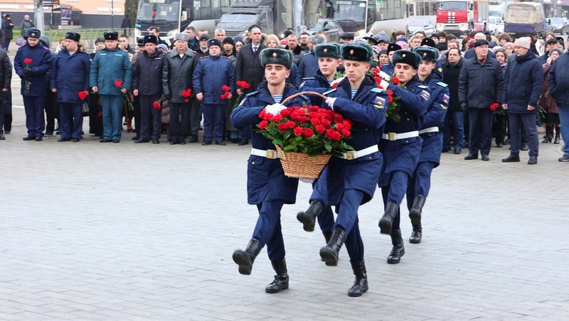 Цветы возложили к Вечному огню в память о погибших в битве под Москвой в Рязани
