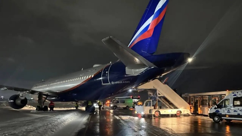 Самолет соскользнул с рулежной дорожки в аэропорту Казани