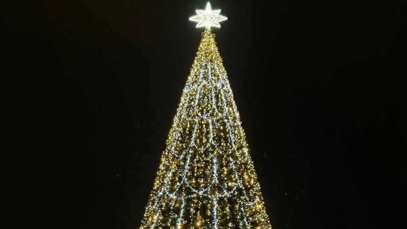 22-метровую новогоднюю елку установили у Дворца спорта в Уфе