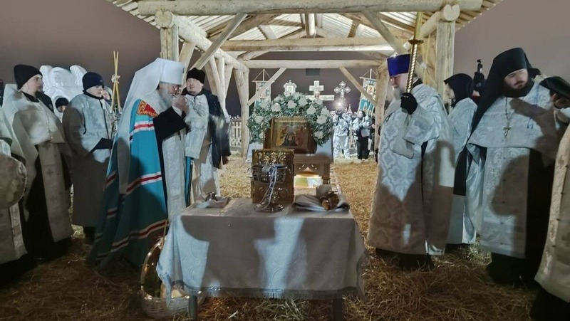 Митрополит Кирилл освятил воду у храма-памятника на Казанке в Крещенский сочельник