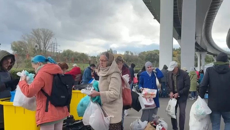 На набережной Казанки начал свою работу мобильный пункт приема вторсырья и одежды