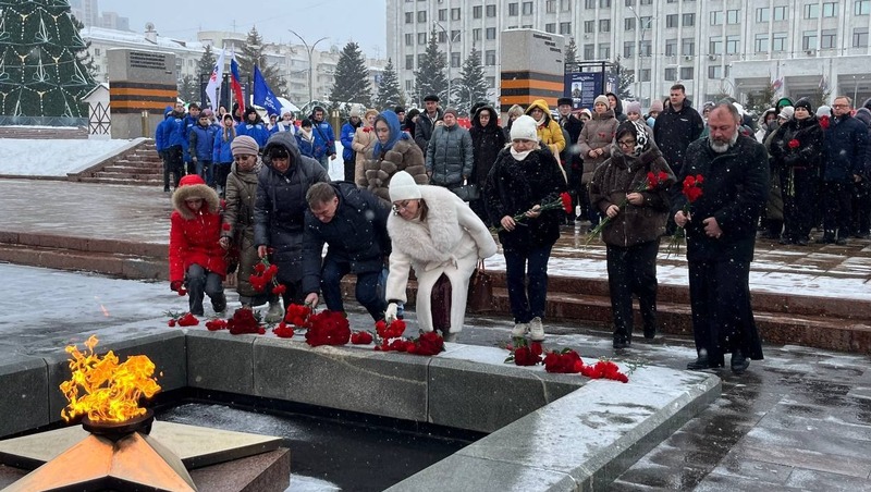 Цветы в память о погибших в Макеевке военнослужащих возложили к вечному огню в Самаре