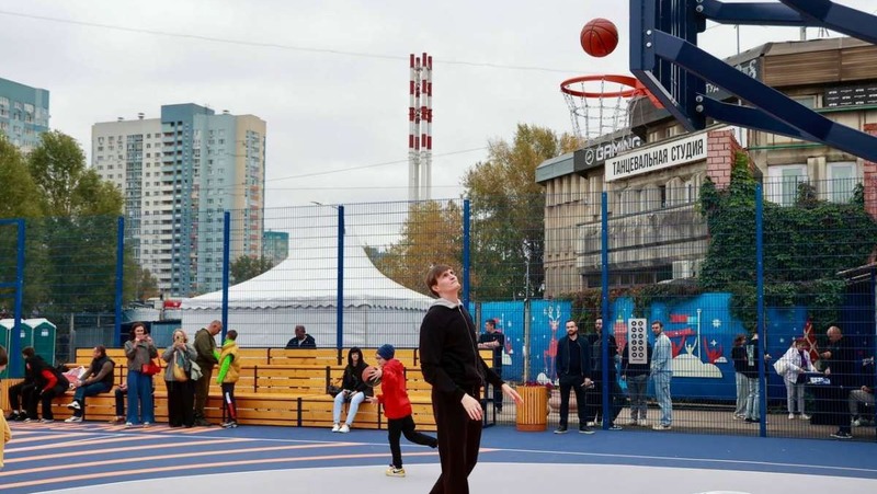Шалабаев открыл обновлённую баскетбольную площадку на Мещере