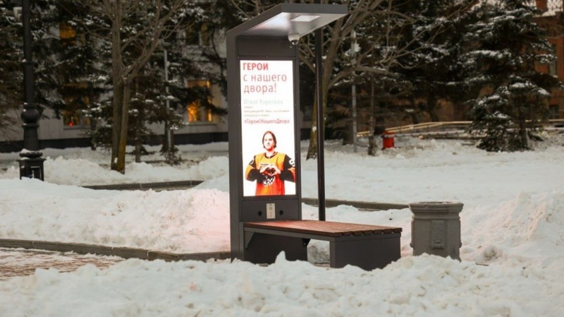 10 современных мультимедийных скамеек установило на главной площади Хабаровска 