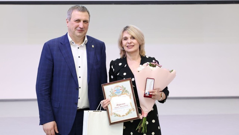 И.Носков вручил самарским учителям медали и почётные гМедаль за выдающиеся заслуги перед городом присвоена директору самарского спортивного лицеярамоты за профессиональные заслуги