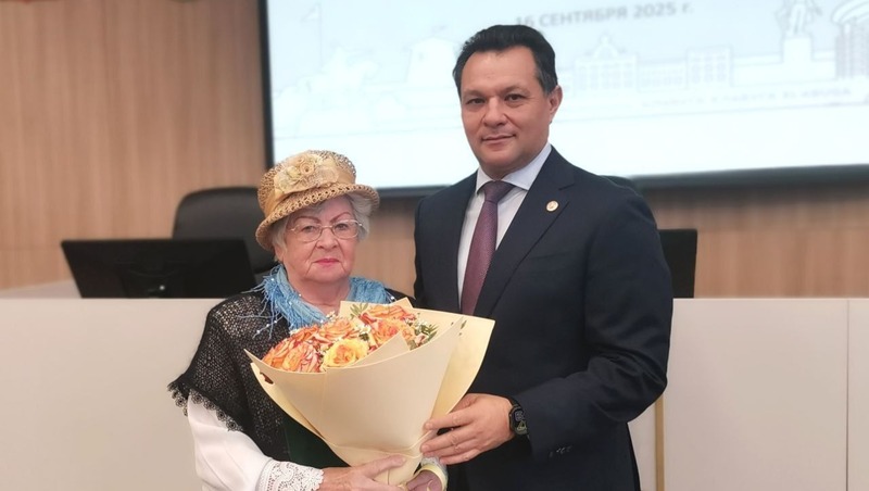 Глава района Нуриев поздравил Нину Овсянникову с юбилеем