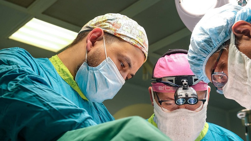 Врачи РКБ достали куриную кость из пищевода мужчины без операции