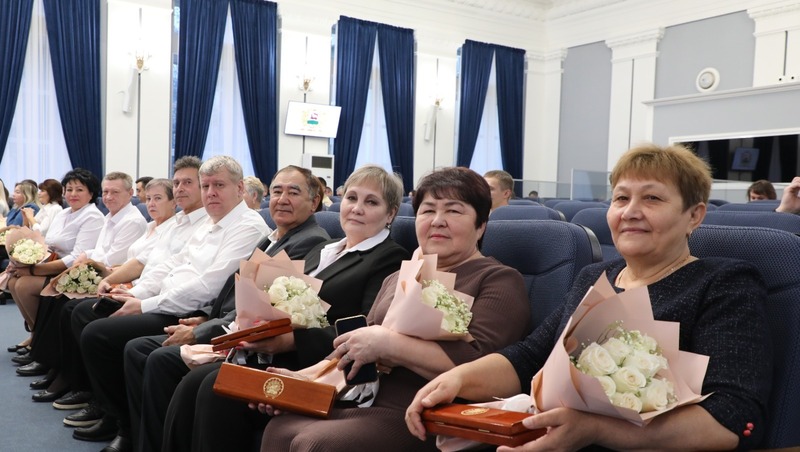 Хабиров вручил памятные часы водителям троллейбусов в честь профессионального праздника