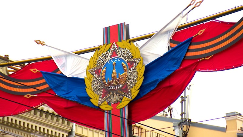 20 тыс. флагов и копий знамён разместили на 450 улицах Петербурга ко Дню Победы