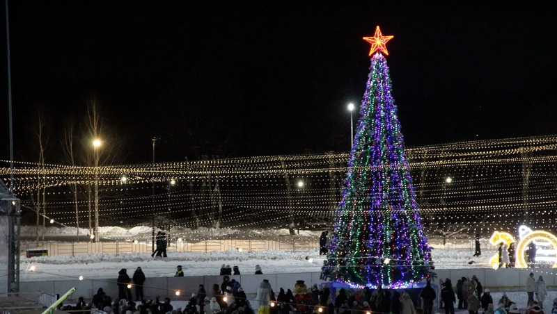 Главную новогоднюю ёлку на стадионе «Молодежный» зажгли в Елабуге