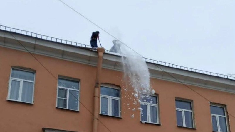 Около 5 тыс. крыш очистят перед снегопадами в Петербурге