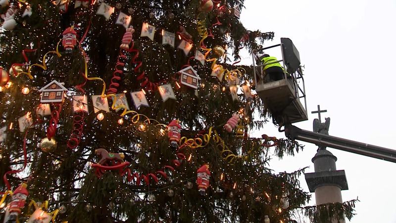 Демонтаж главной городской ёлки начинается на Дворцовой площади в Петербурге
