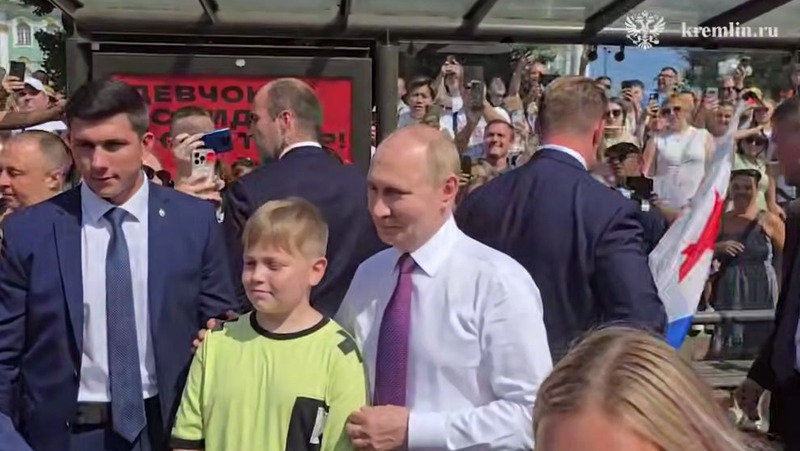 Путин пообщался с жителями Петербурга на Дворцовой площади
