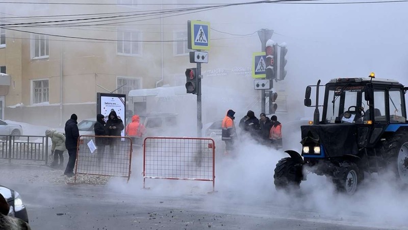 Трубу с горячей водой прорвало в центре Нижнего Новгорода