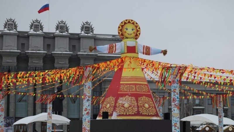 Фигуру Масленицы установили на площади Куйбышева в Самаре