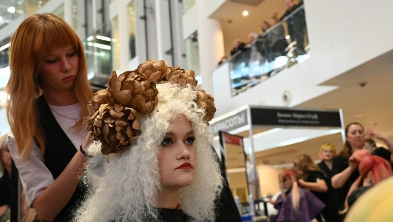 Более 1,5 тыс. мастеров принимают участие в международном чемпионате мастеров красоты в Екатеринбурге