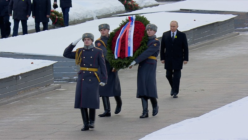 Владимир Путин возложил венок к подножию монумента «Мать-Родина» в Петебурге