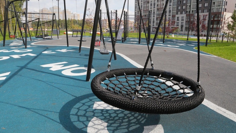 Новую спортивную площадку и зону для отдыха открыли у Космического проспекта