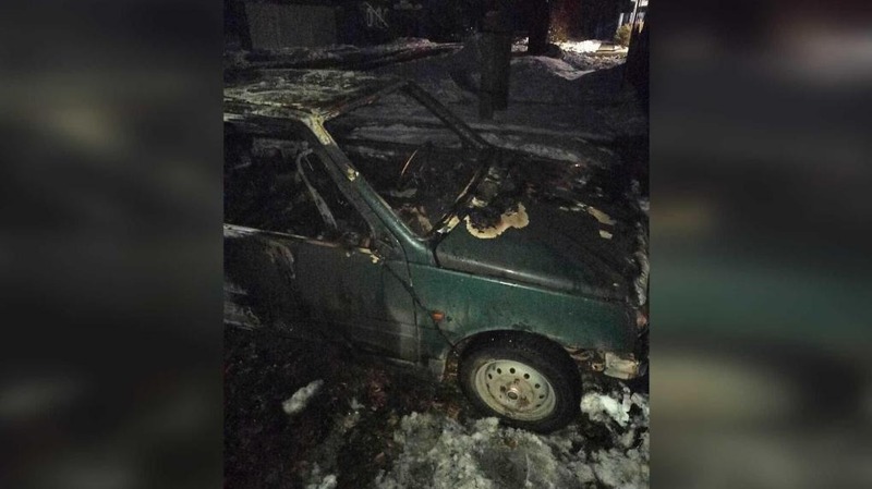 В Омске знакомый дочери сжёг машину после конфликта