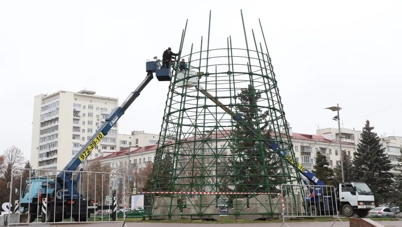 Ёлку устанавливают на площади Славы в Самаре