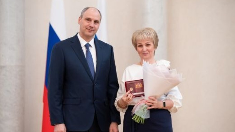Паслер вручил награды более 40 свердловчанам за заслуги перед Россией и регионом