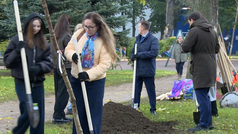 Более 100 новых деревьев высадили в Сампсониевском саду Петербурга