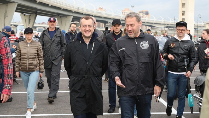 Вице-губернатор Пиотровский поздравил спикера ЗакСа Бельского с юбилеем