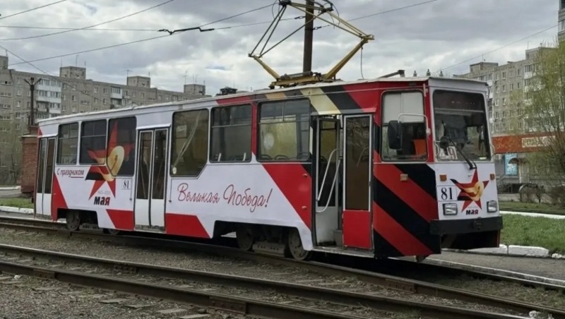 Общественный транспорт брендируют символикой Великой Победы в Омске