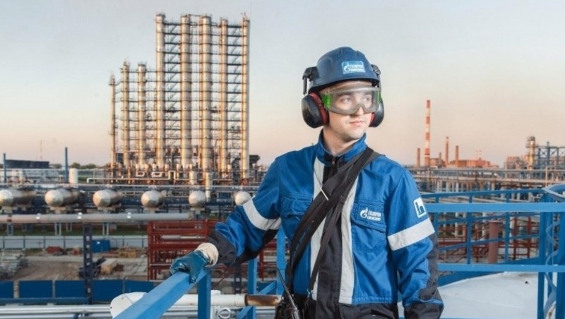 Хоценко и Артемов поздравили омских нефтяников с профессиональным праздником