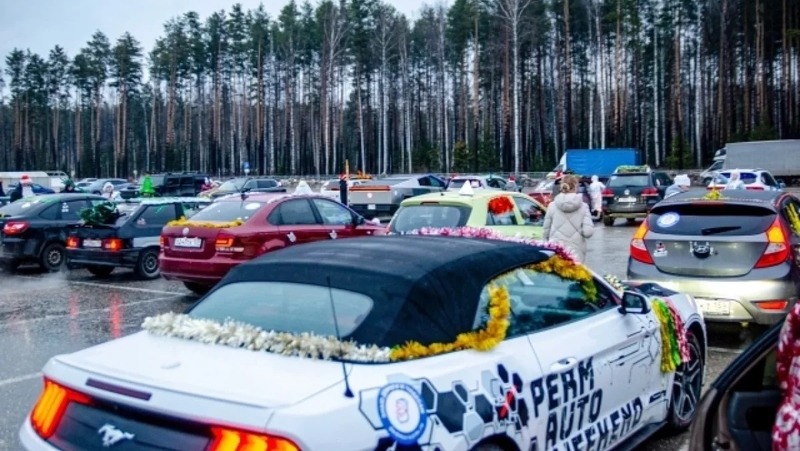 Благотворительный автопарад Дедов Морозов с участием 65 машин состоялся в Перми