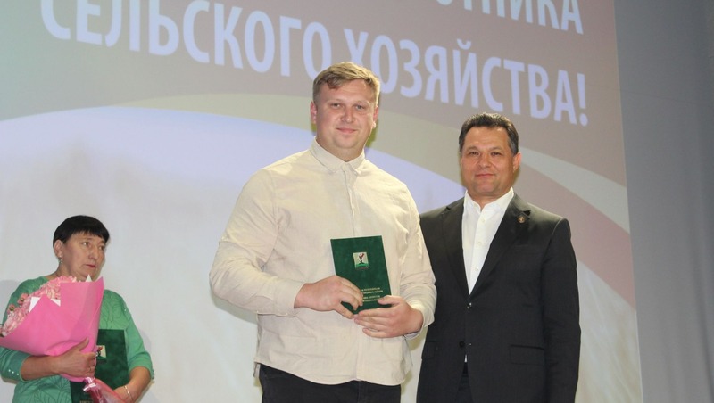 Нуриев вручил почётные грамоты за вклад в развитие сельского хозяйства елабужанам