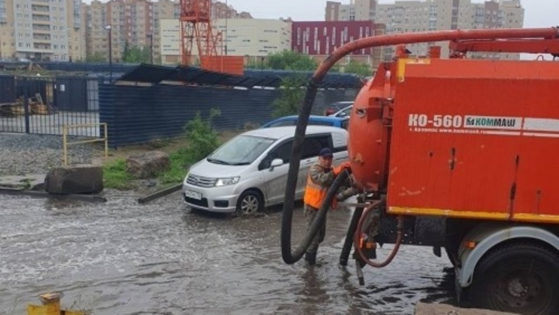 Омские дорожные службы продолжают ликвидировать последствия ливней
