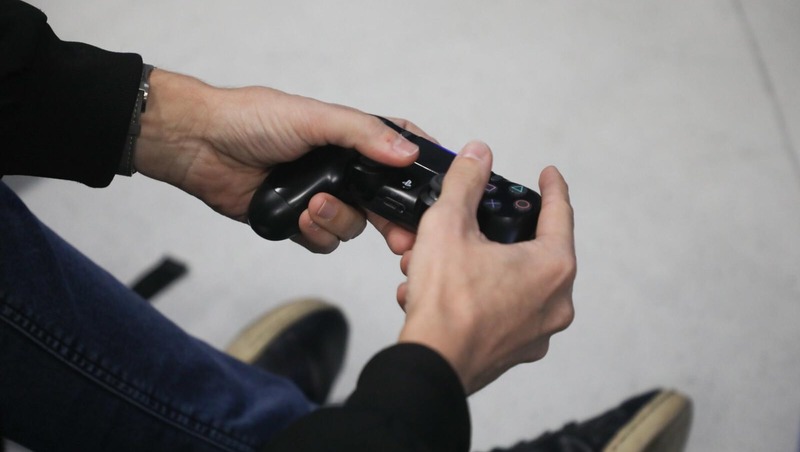 Молодой человек похитил игровую приставку в одном из баров Петербурга