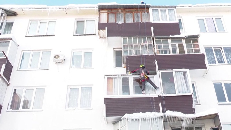 Альпинисты начали очищать крыши домов от наледи в Челнах