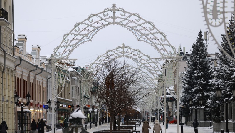 Новогодние декорации начали устанавливать в Казанском кремле